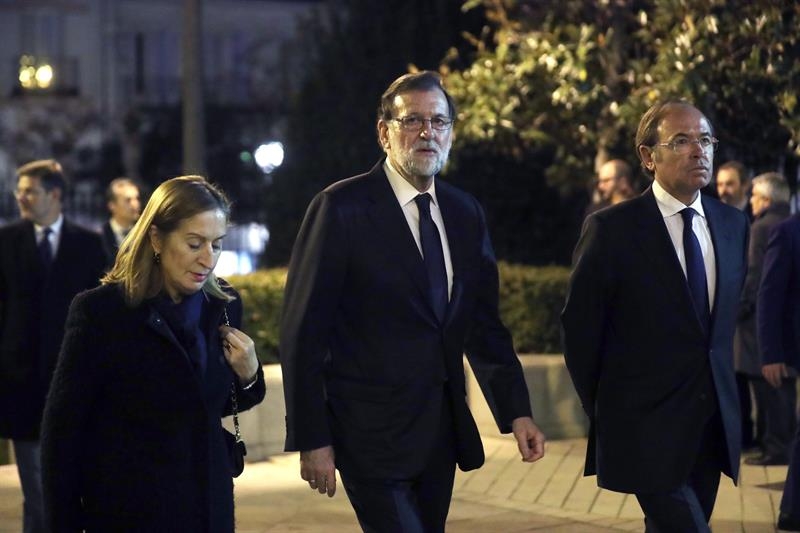 Mariano Rajoy, flanqueado por Ana Pastor y Pío García-Escudero, dirigiéndose al funeral de José Manuel Maza.