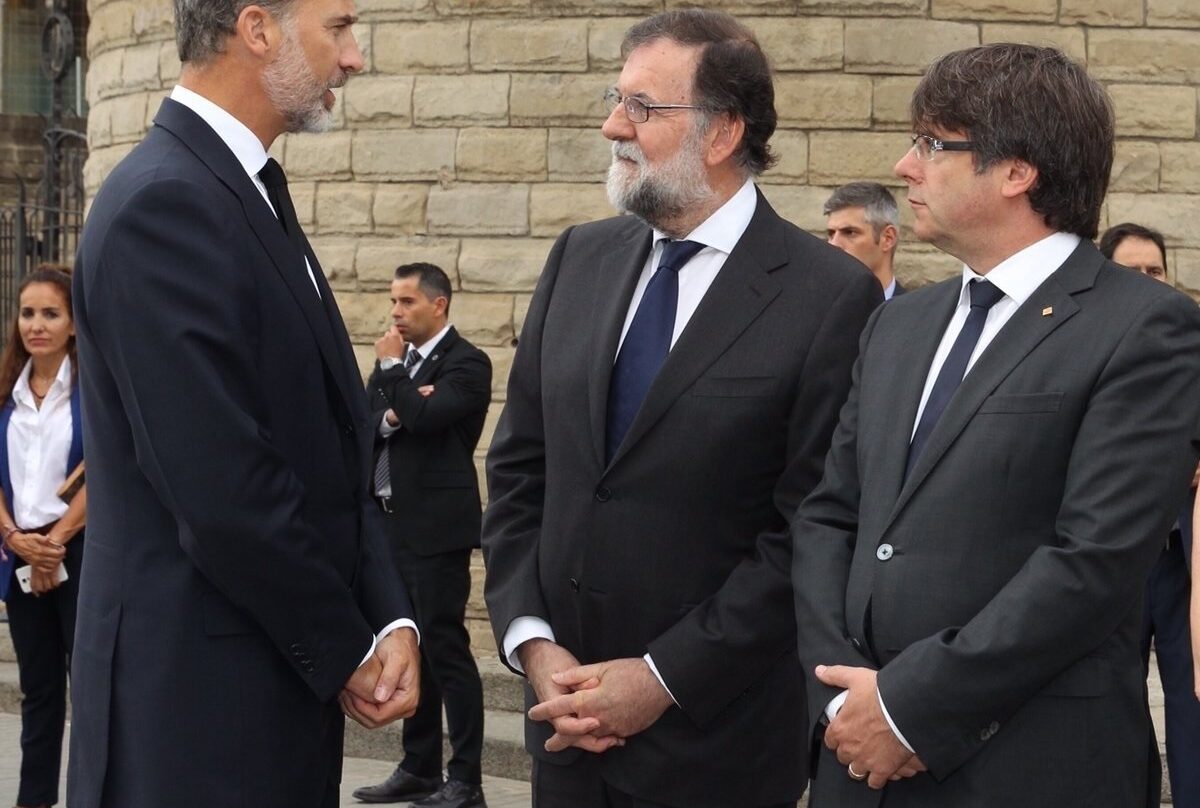 El Rey, Rajoy y Puigdemont, antes de la misa oficiada en honor de las víctimas del doble atentado de Cataluña.