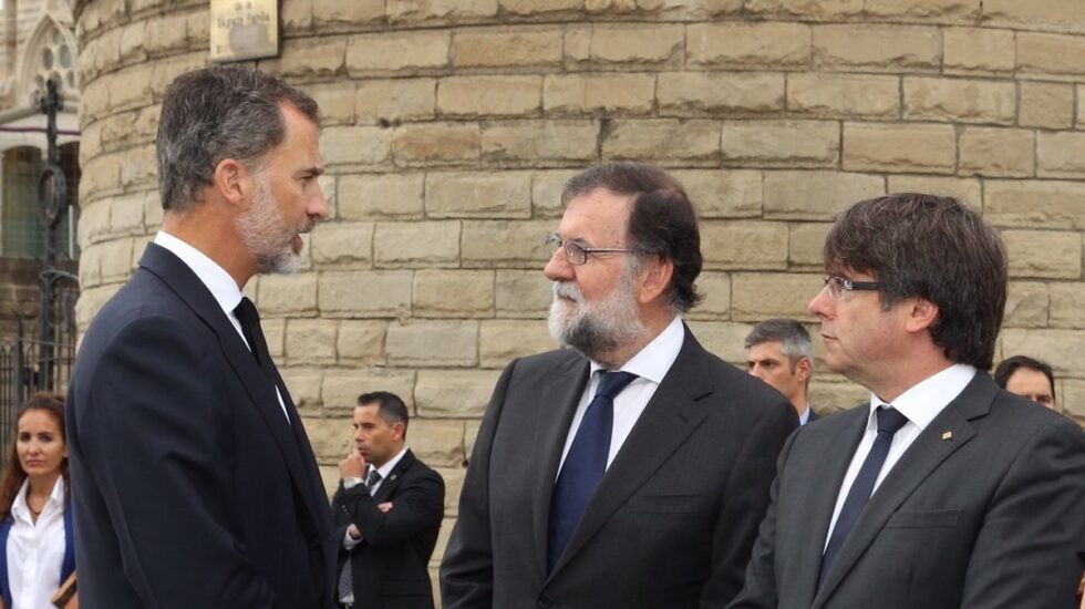 El Rey, Rajoy y Puigdemont, antes de la misa oficiada en honor de las víctimas del doble atentado de Cataluña.