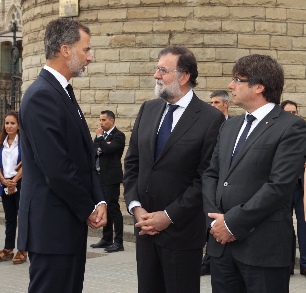 El Rey, Rajoy y Puigdemont, antes de la misa oficiada en honor de las víctimas del doble atentado de Cataluña.
