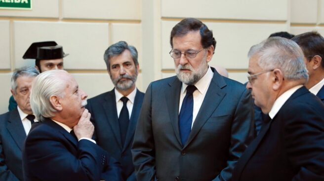 Mariano Rajoy conversa con el fiscal Luis Navajas y el presidente del Tribunal Constitucional Juan José González Rivas.