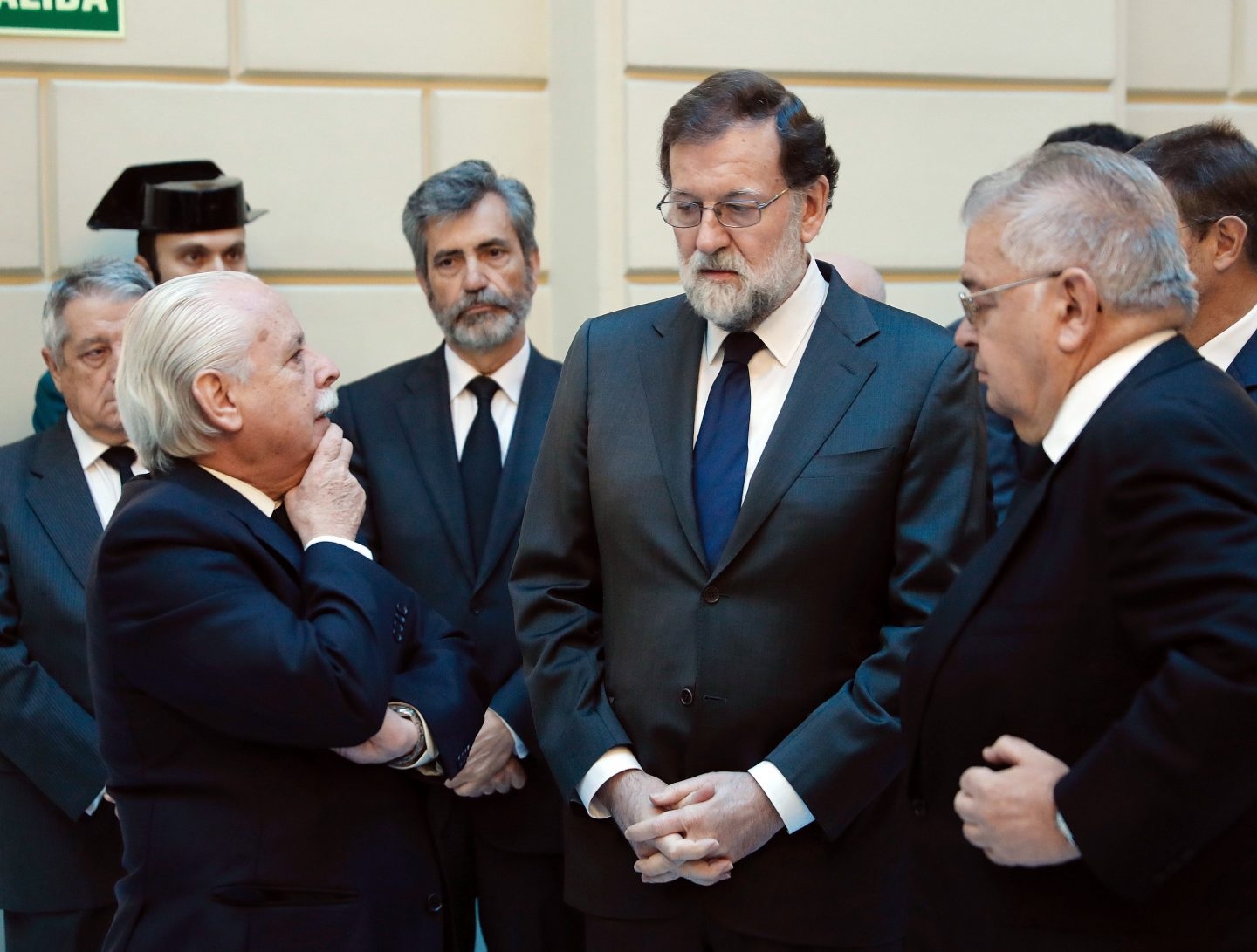 Mariano Rajoy conversa con el fiscal Luis Navajas y el presidente del Tribunal Constitucional Juan José González Rivas.