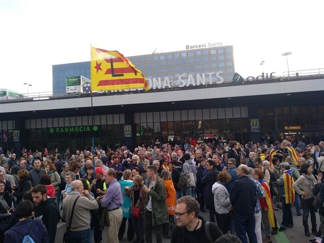 Despedida en la estación de Sants a los miembros de la Mesa del Parlament.