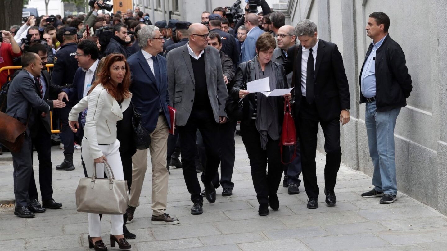Los miembros de la Mesa del Parlament Anna Simó y Lluis Guinó, entre otros, llegan al Tribunal Supremo.