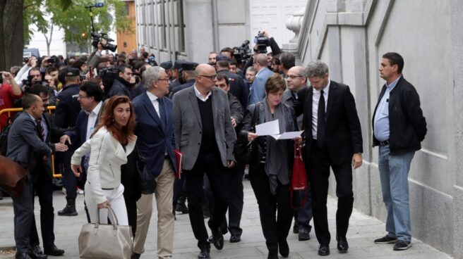 Los miembros de la Mesa del Parlament Anna Simó y Lluis Guinó, entre otros, llegan al Tribunal Supremo.