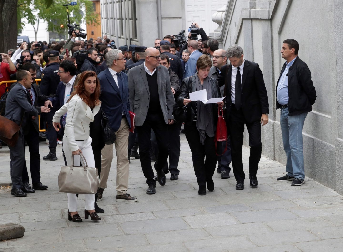 Los miembros de la Mesa del Parlament Anna Simó y Lluis Guinó, entre otros, llegan al Tribunal Supremo.