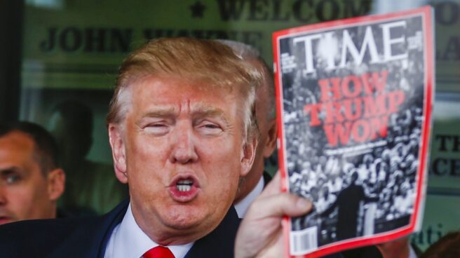 Donald Trump, en una imagen de archivo, con una portada de la revista Time.