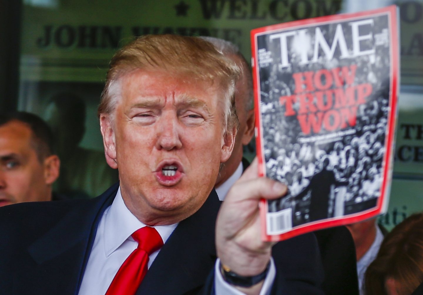 Donald Trump, en una imagen de archivo, con una portada de la revista Time.