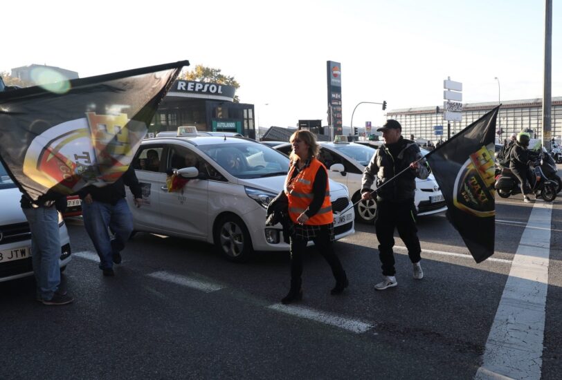 Huelga de taxis en Madrid: protestas en la estación de Atocha.