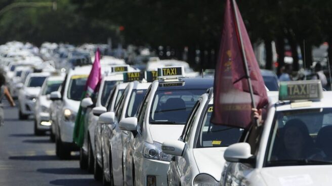 Podemos se lanza contra Uber y Cabify y les acusa de querer "monopolizar" el sector