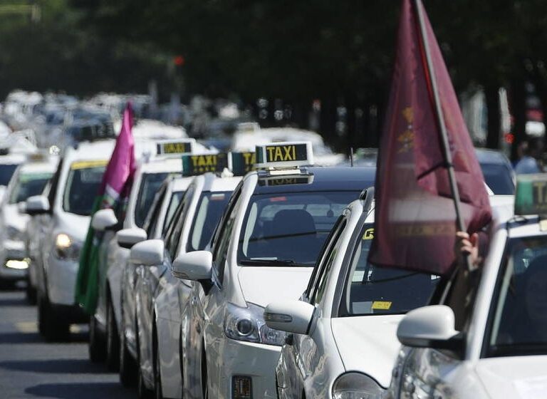 Podemos se lanza contra Uber y Cabify y les acusa de querer "monopolizar" el sector