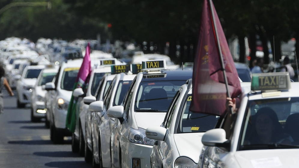 La guerra de los taxistas con Uber y Cabify, lista para sentencia en el Supremo