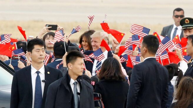 El presidente de EEUU, Donald Trump y su esposa saludan a su llegada a Pekín.