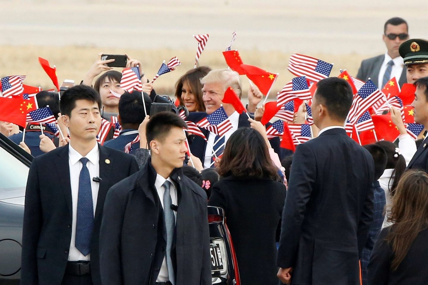 El presidente de EEUU, Donald Trump y su esposa saludan a su llegada a Pekín.