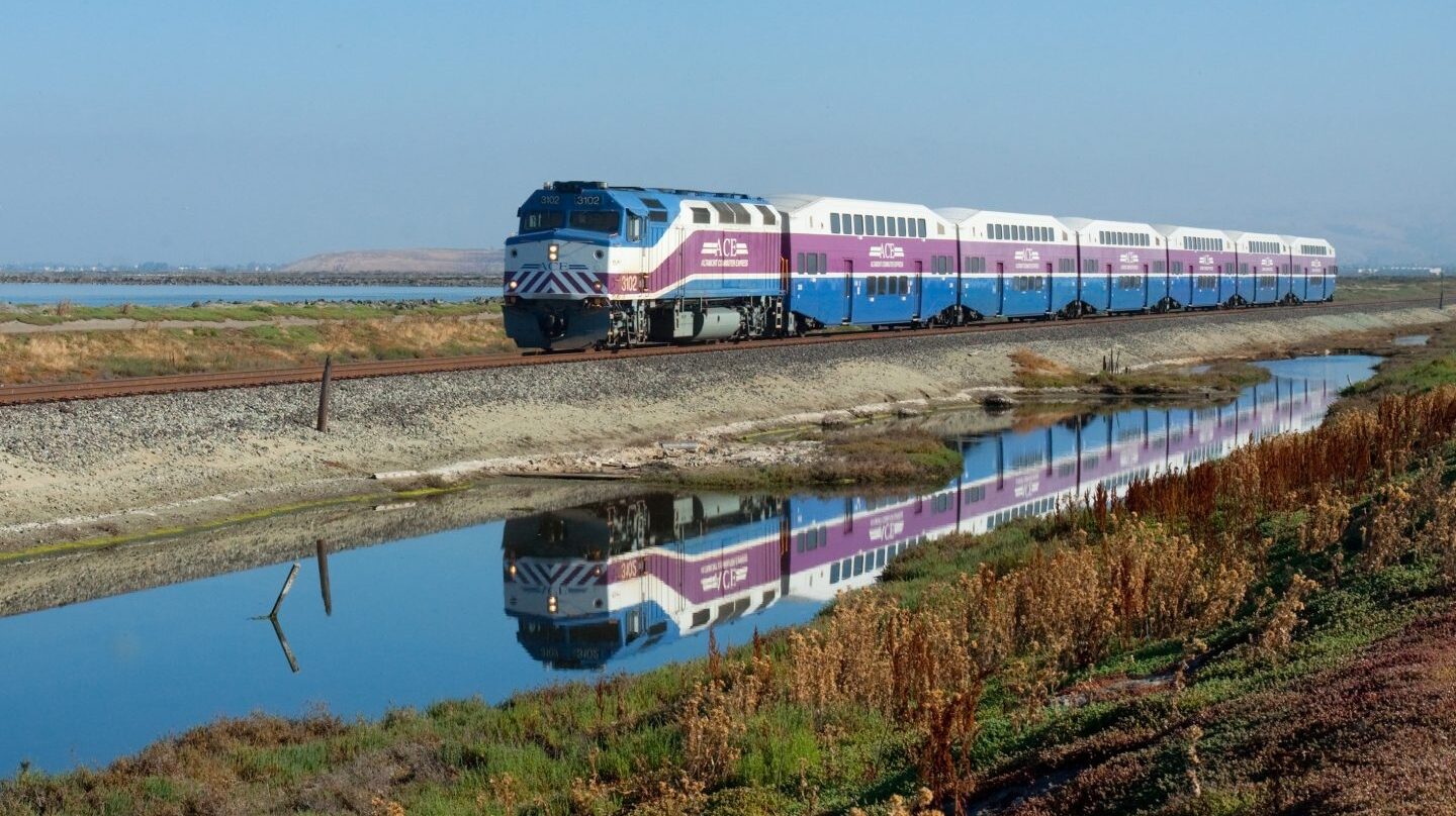 Un-tren-en-el-trayecto-Altamont-Corridor-Express-en-California.-1440x808.jpg