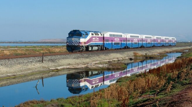 Un tren en el trayecto Altamont Corridor Express, en California. Un tren en el trayecto Altamont Corridor Express, en California.