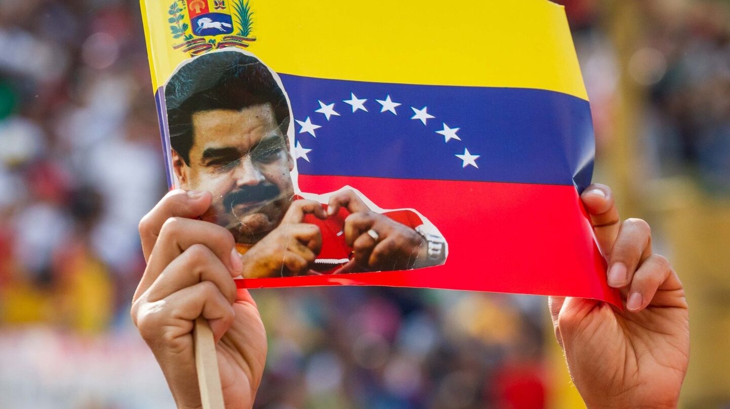 Un cartel con la imagen de Maduro en el arranque de la campaña para las locales en Venezuela.
