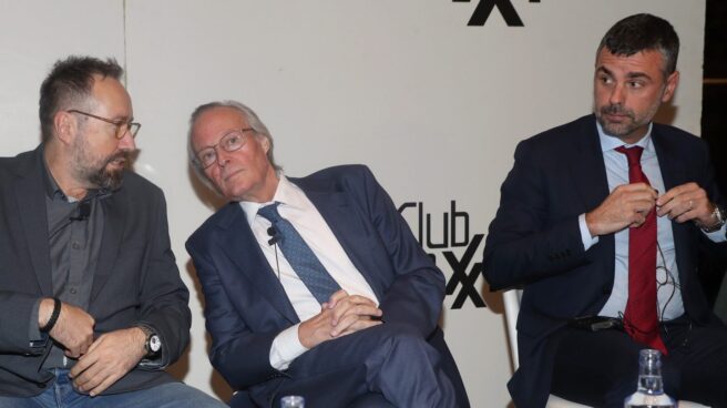 Girauta, Piqué y Vila, en el club Siglo XXI.