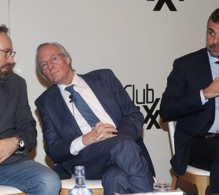 Cruce de reproches entre Vila y Girauta en el Club Siglo XXI