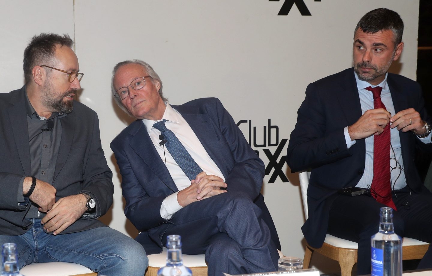 Girauta, Piqué y Vila, en el club Siglo XXI.