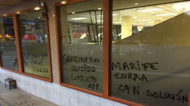 El Taxi calienta el paro del 29-N: pintadas con insultos en la Consejería de Transportes