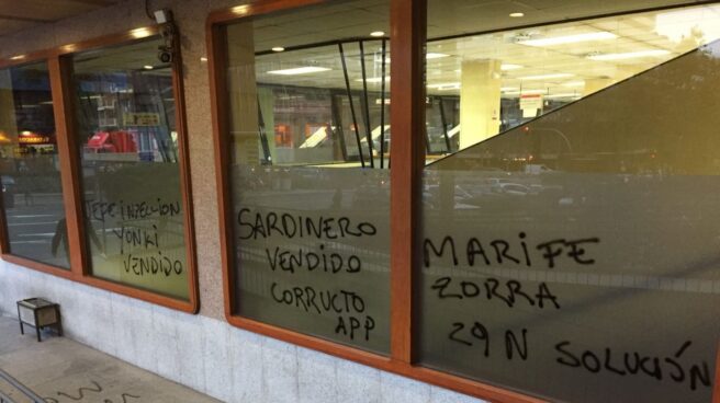 El Taxi calienta el paro del 29-N: pintadas con insultos en la Consejería de Transportes