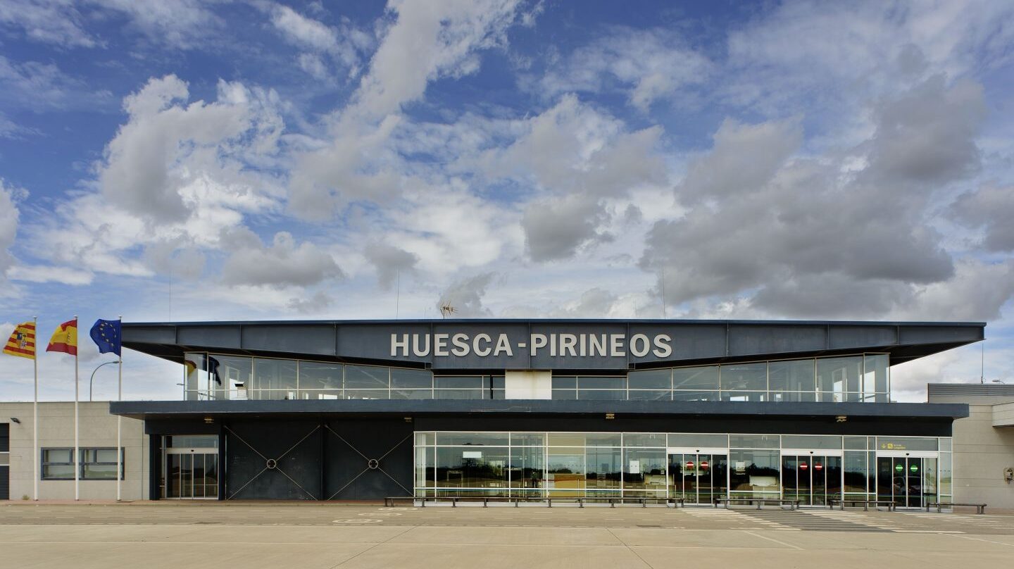 El aeropuerto de Huesca-Pirineos, que recibe menos de un pasajero al día.