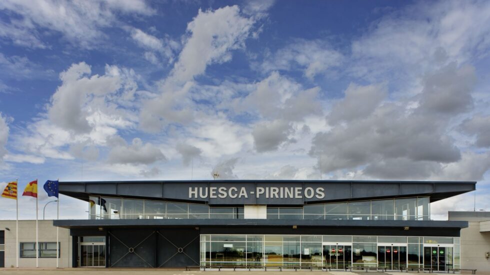 El aeropuerto de Huesca-Pirineos, que recibe menos de un pasajero al día.