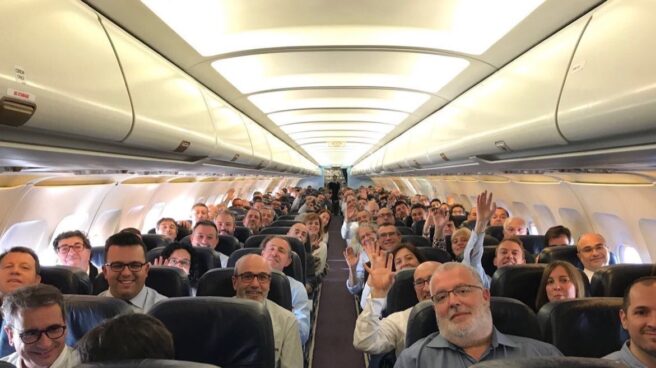 El vuelo chárter fletado por los 200 alcaldes independentistas cuesta al menos 75.000 euros
