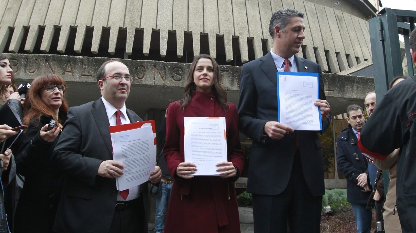 Miquel Iceta (PSC), Inés Arrimadas (Cs) y Xavier García Albiol (PP) escenifican su unidad ante el Tribunal Constitucional en 2015.