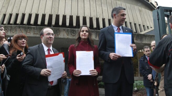 Miquel Iceta (PSC), Inés Arrimadas (Cs) y Xavier García Albiol (PP) escenifican su unidad ante el Tribunal Constitucional en 2015.
