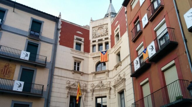 Fachada del Ayuntamiento de Berga (CUP), sin la bandera española y con la estelada independentista.