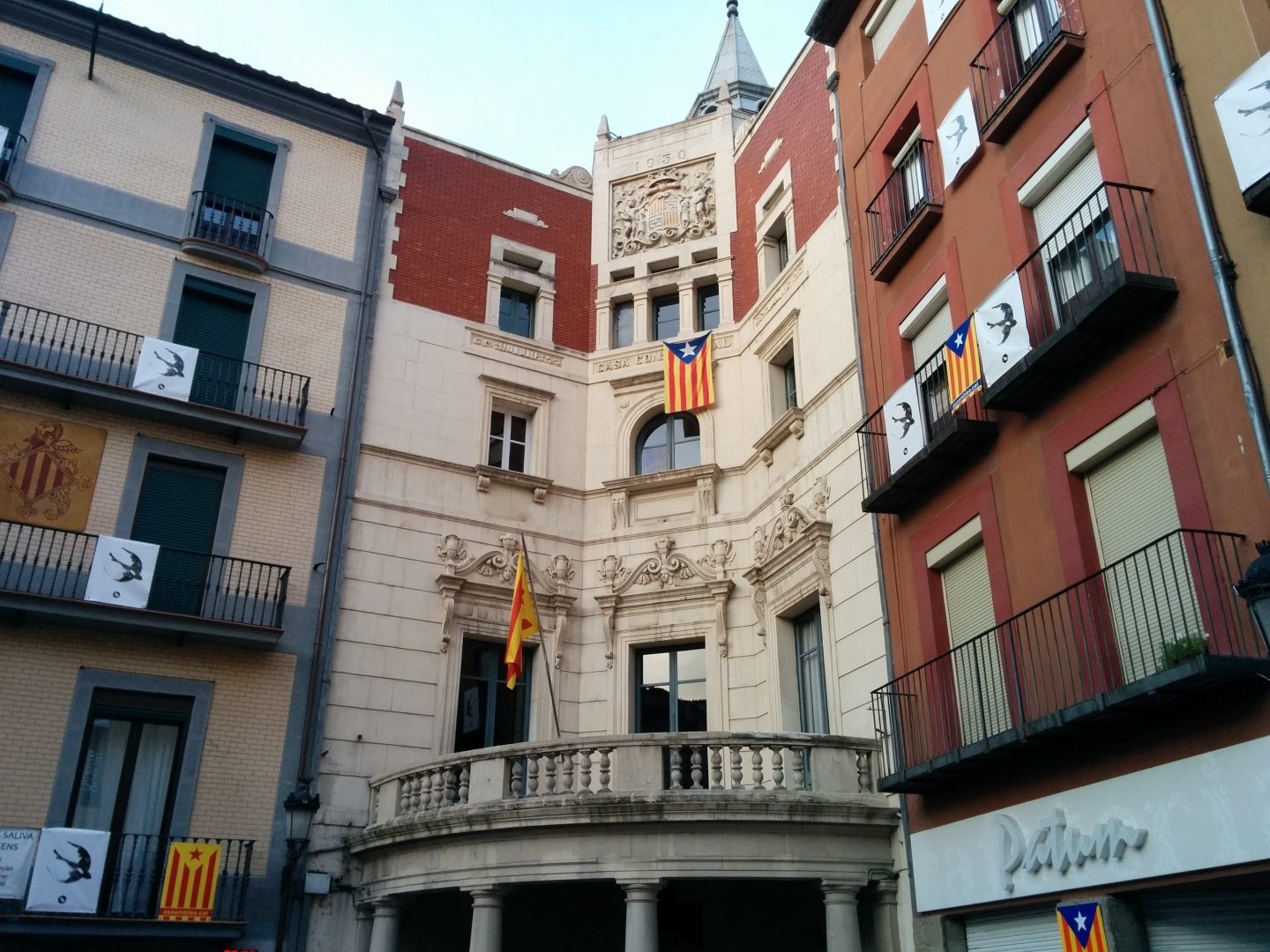 Fachada del Ayuntamiento de Berga (CUP), sin la bandera española y con la estelada independentista.