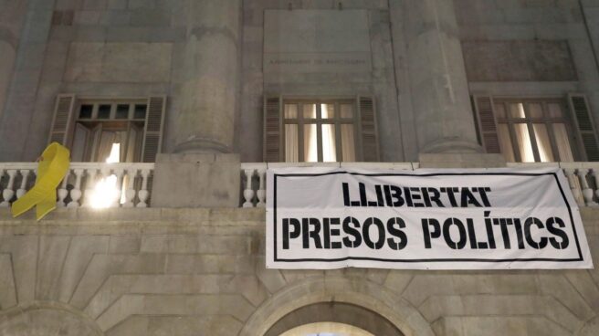 Barcelona retirará la pancarta de 'Libertad presos políticos' por orden de la Junta Electoral