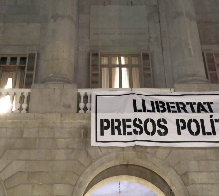 Colau exige a Rajoy amnistía y que ponga fin a la "represión a las instituciones catalanas"