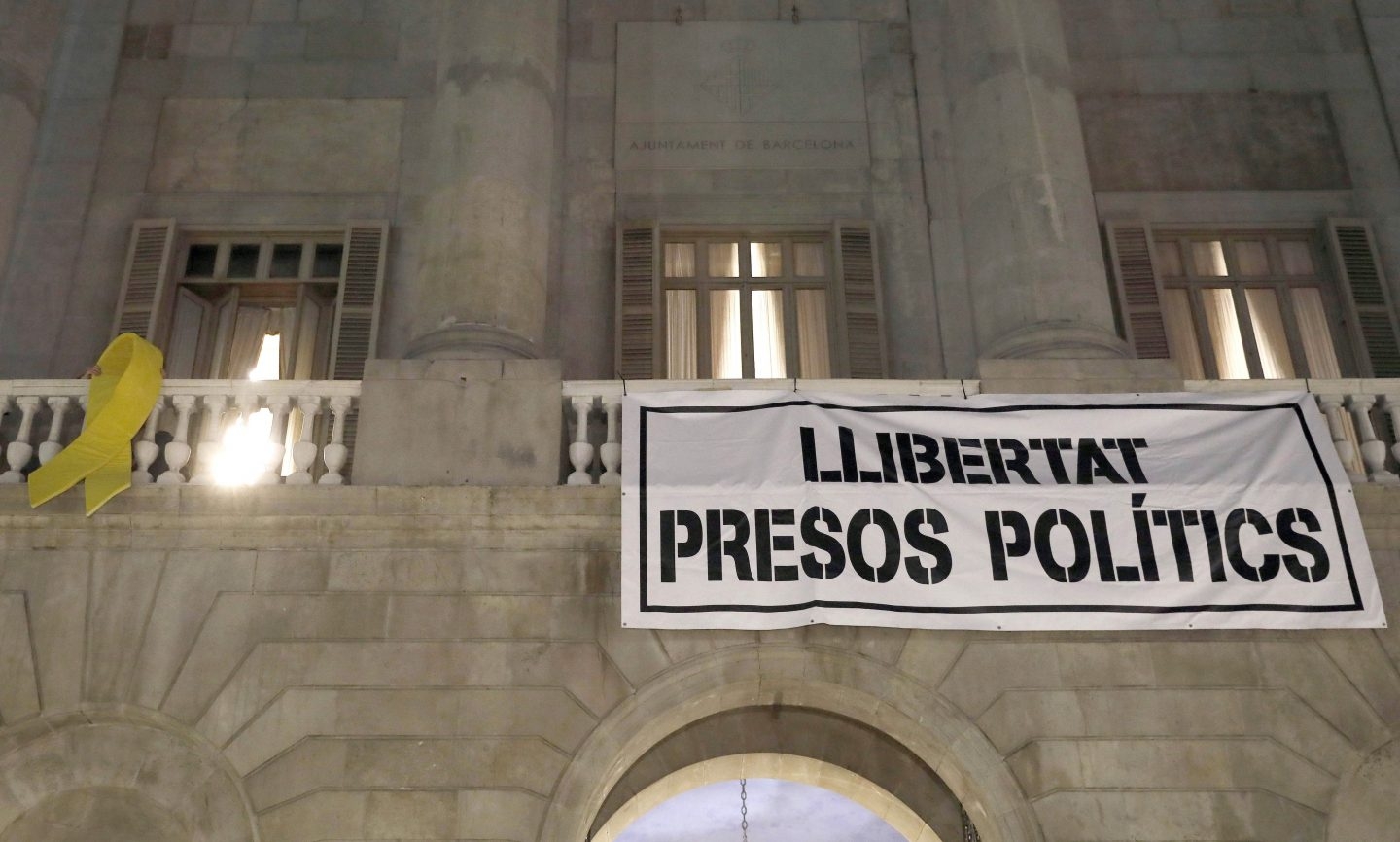 Pancarta desplegada en el Ayuntamiento de Barcelona tras anunciarse la prisión incondicional para los consellers.