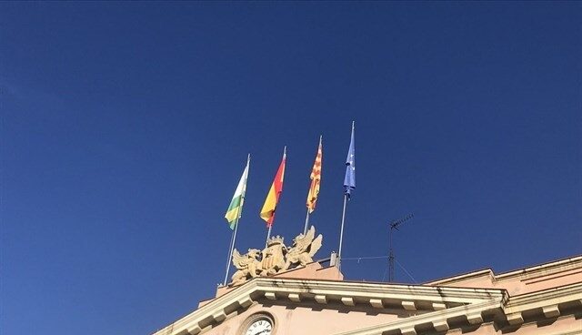 Banderas en la fachada del Ayuntamiento de Sabadell.