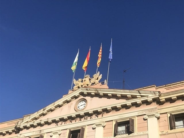 Banderas en la fachada del Ayuntamiento de Sabadell.