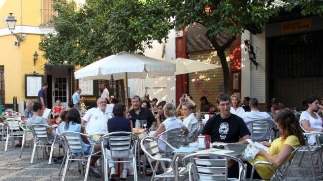 Españoles en la terraza de un bar de Madrid.