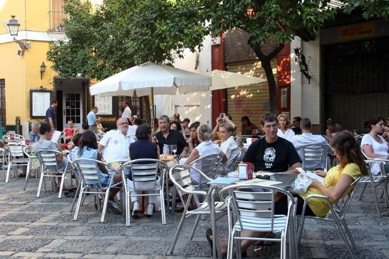 Españoles en la terraza de un bar de Madrid.