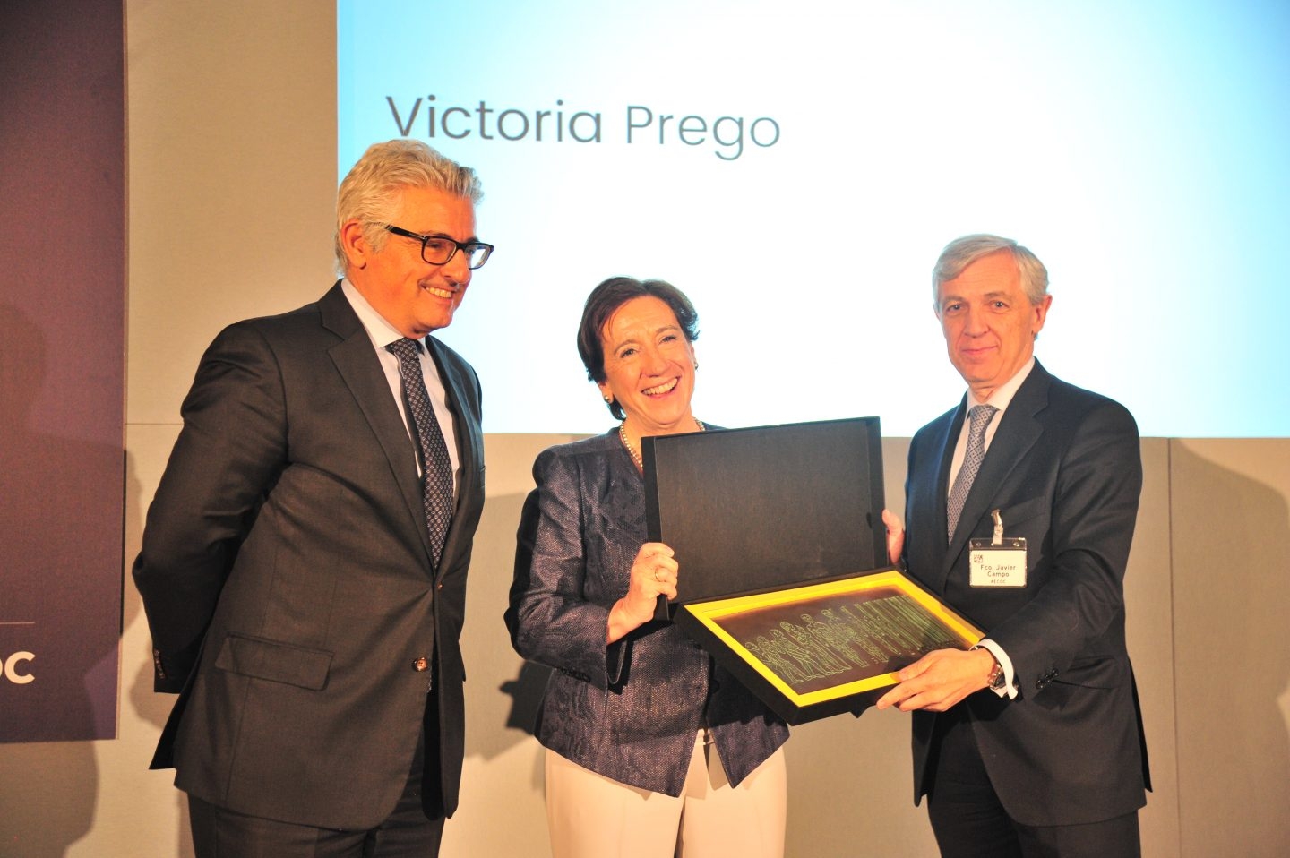 El presidente de AECOC, Javier Campo, entrega el Premio de Periodismo a Victoria Prego.