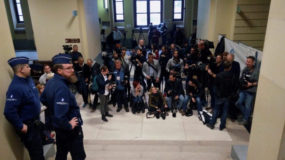 La prensa ante el Palacio de Justicia de Bruselas.