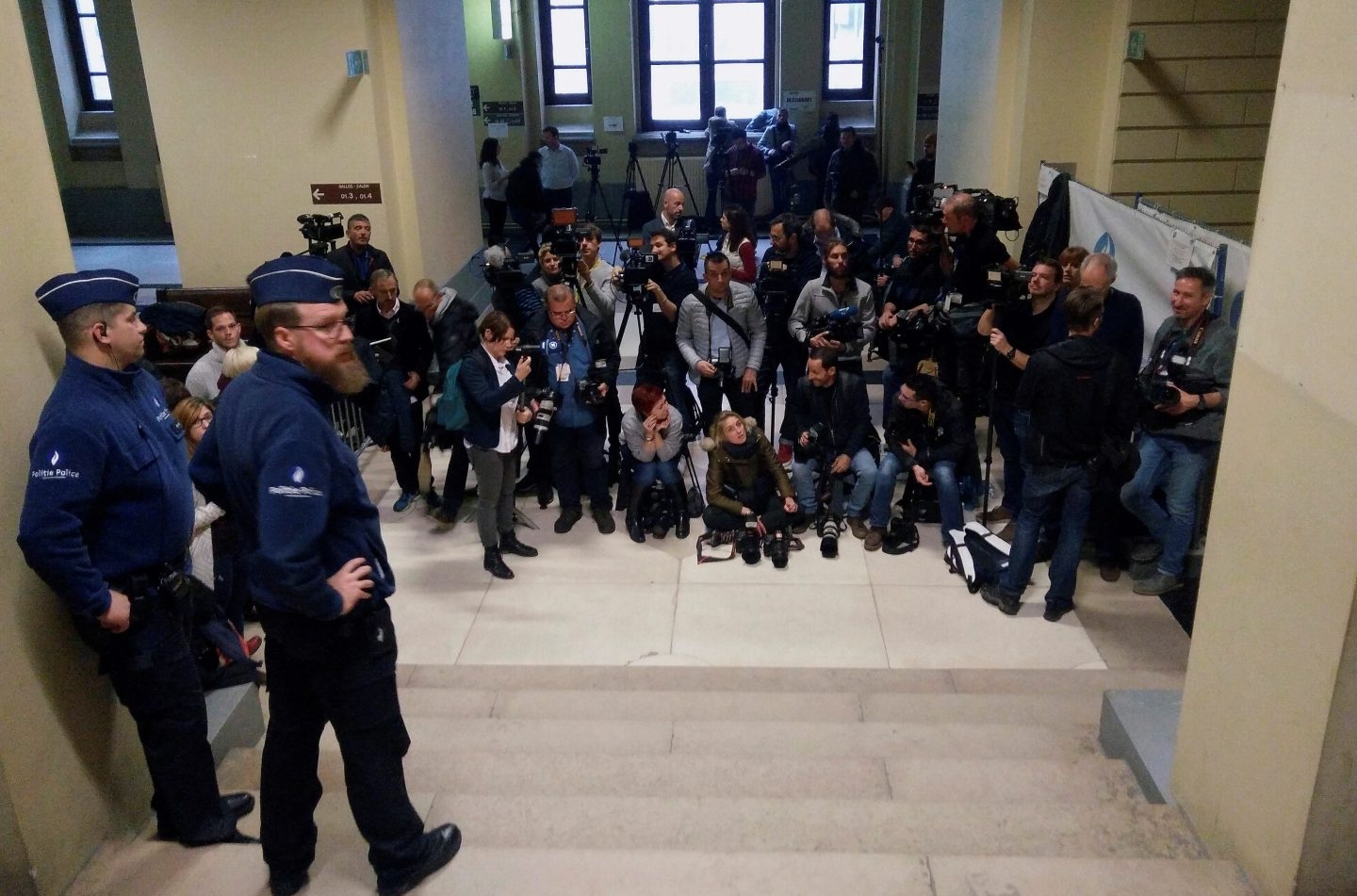 La prensa ante el Palacio de Justicia de Bruselas.