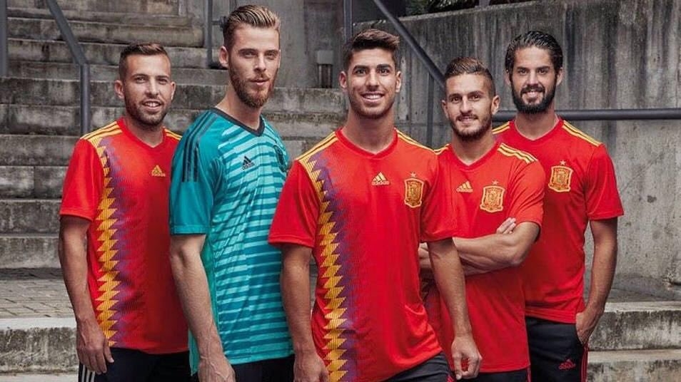 Los jugadores de la Selección Española de Fútbol presentan la nueva camiseta.