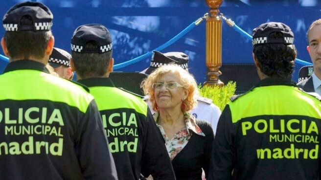 Manuela Carmena con la Policía Municipal durante un acto.