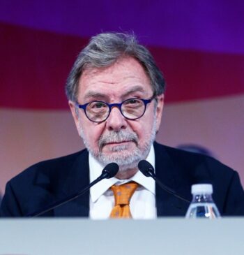 Cebrián vuelve por un día a El País, dos años después de [...]