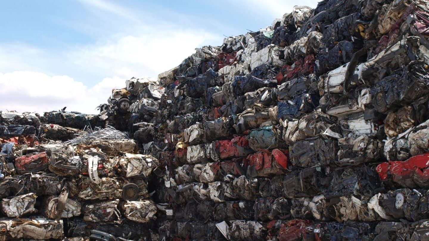 Una montaña de vehículos usados destinados a su reciclaje.