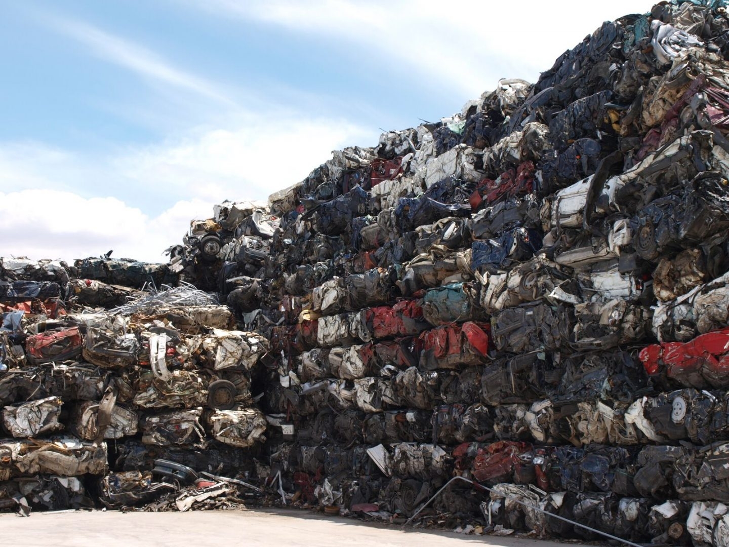 Una montaña de vehículos usados destinados a su reciclaje.