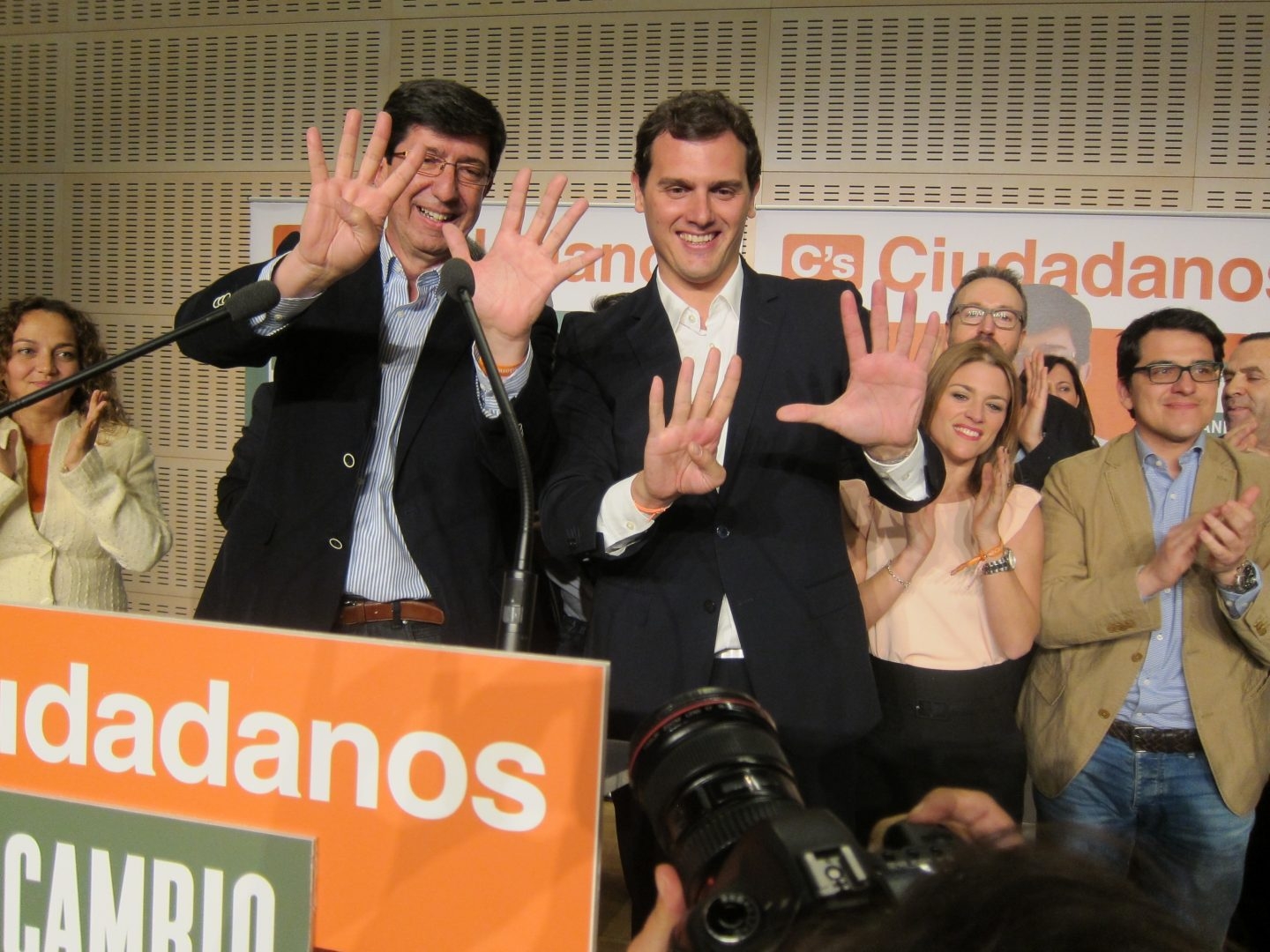 El líder de Cs, Albert Rivera, junto a Juan Marín. tras las andaluzas de 2015.