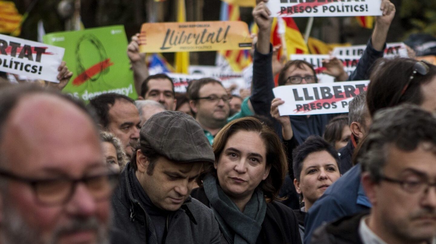 La alcaldesa de Barcelona Ada Colau durante su participación en la manifestación convocada por la ANC y Omnium en Barcelona.